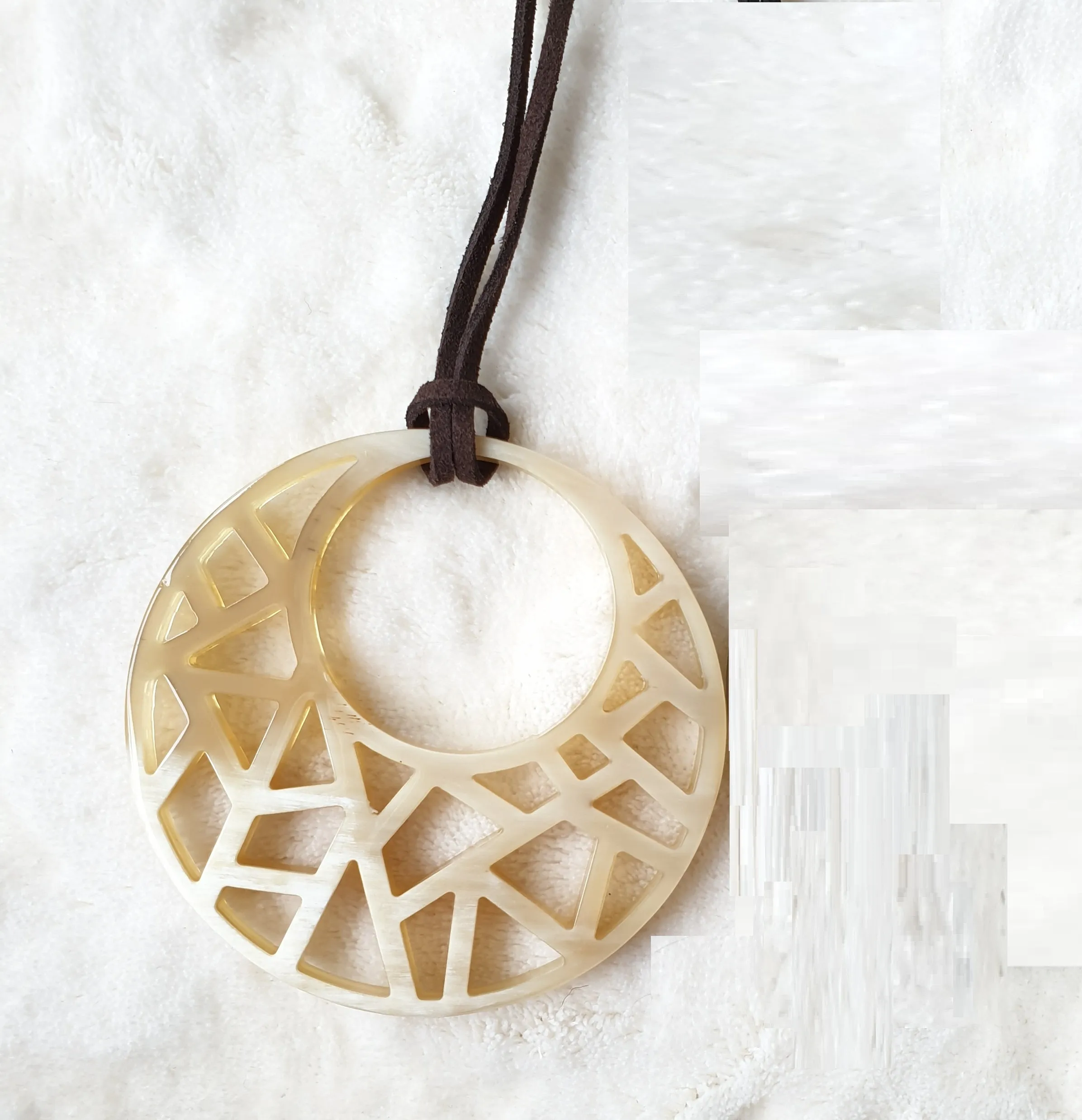 Handmade Round Pendant J17620, Made by Buffalo Horn and Lacquer