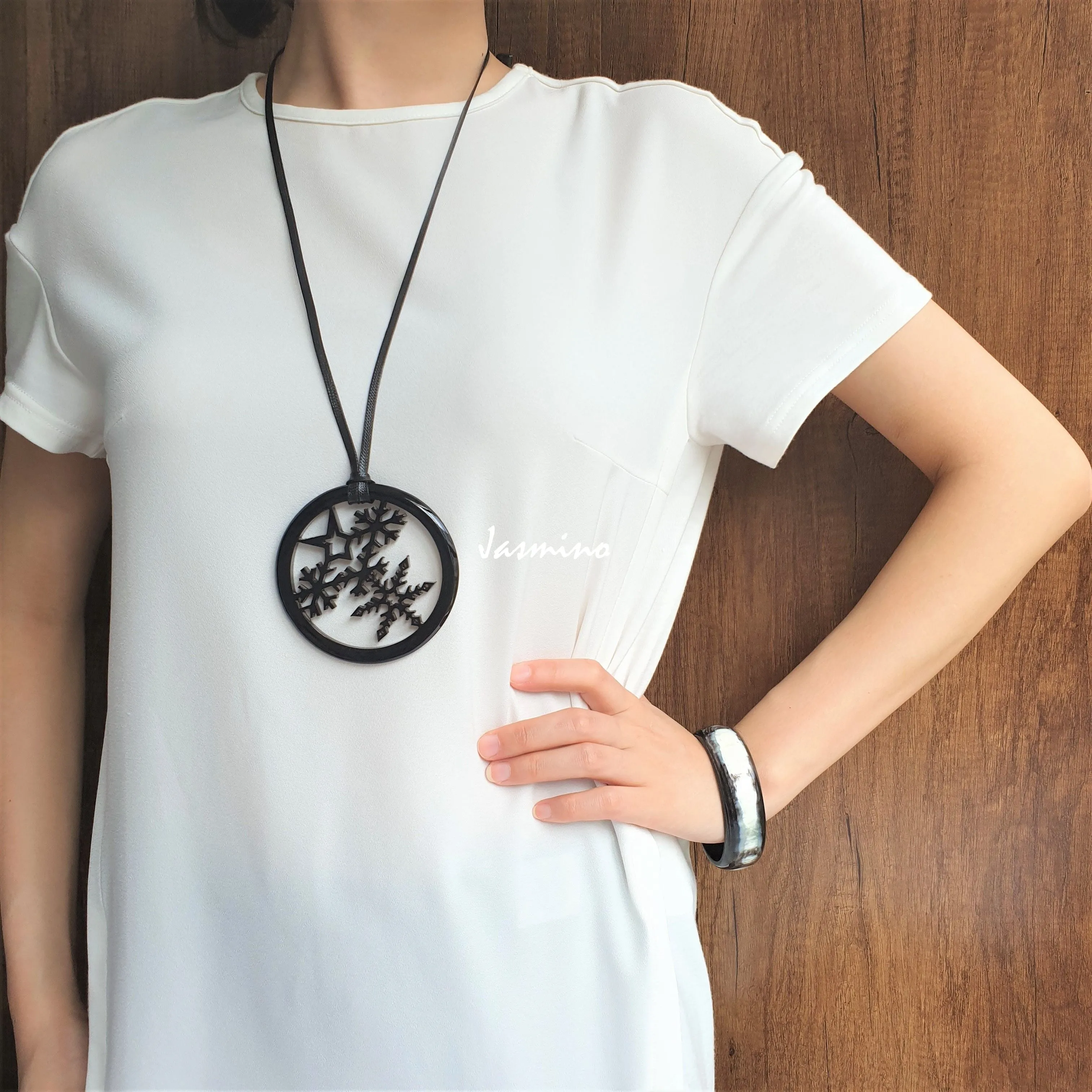 Handmade Round Pendant J18279, Made by Buffalo Horn and Lacquer