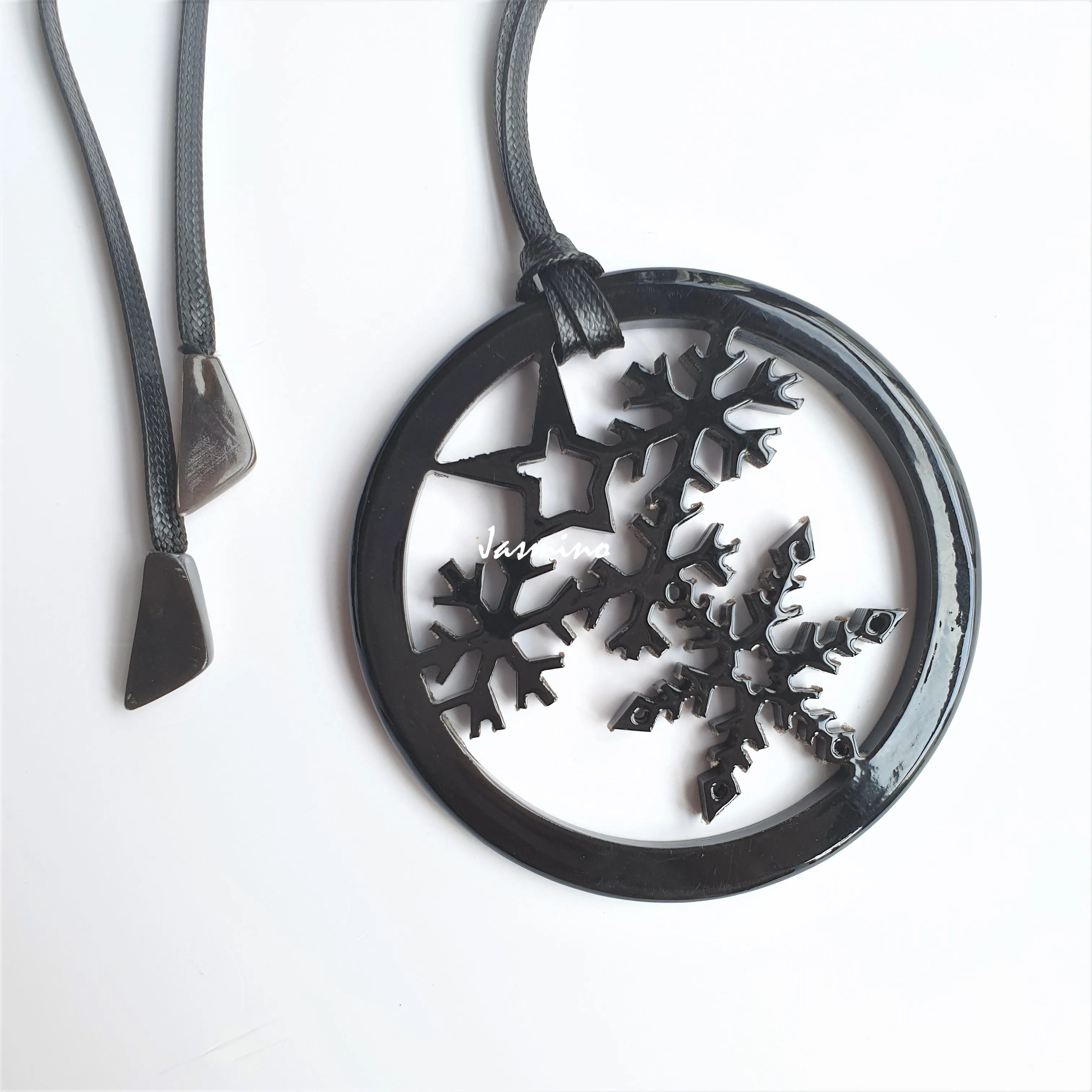 Handmade Round Pendant J18279, Made by Buffalo Horn and Lacquer